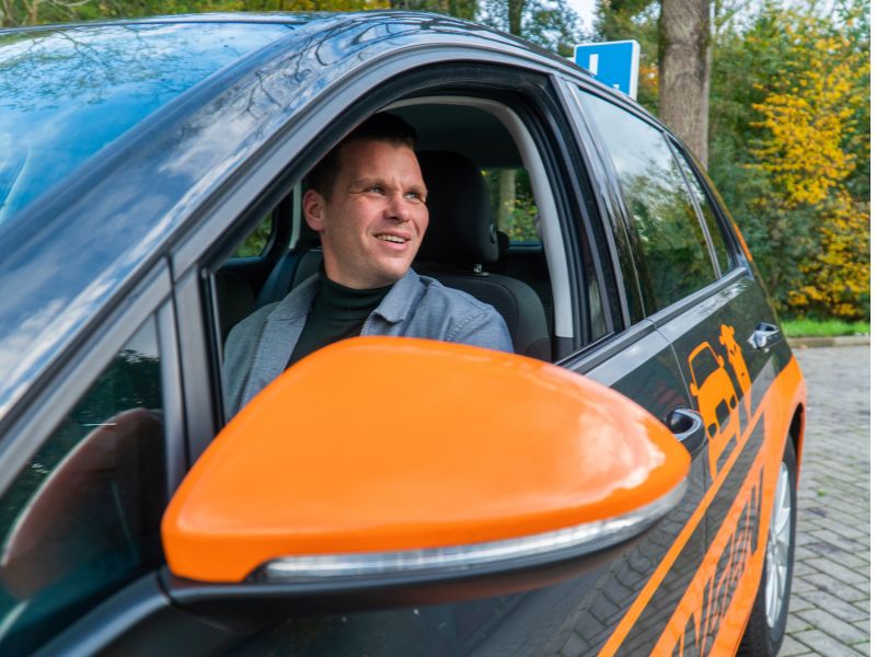 Stephan, oprichter en rij-instructeur bij Van Groningen Verkeersopleidingen